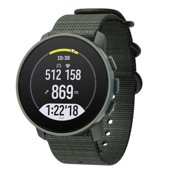 Schwarze Suunto Uhr mit grünem Armband, zeigt Zeit und Statistiken.