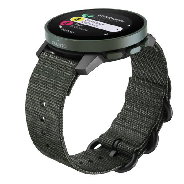 Grüne Smartwatch mit grünem Armband, Winkelansicht.