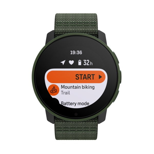 Eine Smartwatch mit grünem Armband. Der Bildschirm zeigt Mountainbiking und die Uhrzeit.