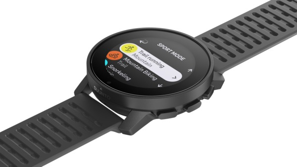 Eine schwarze Smartwatch mit schwarzem Armband, zeigt Sportmodus.