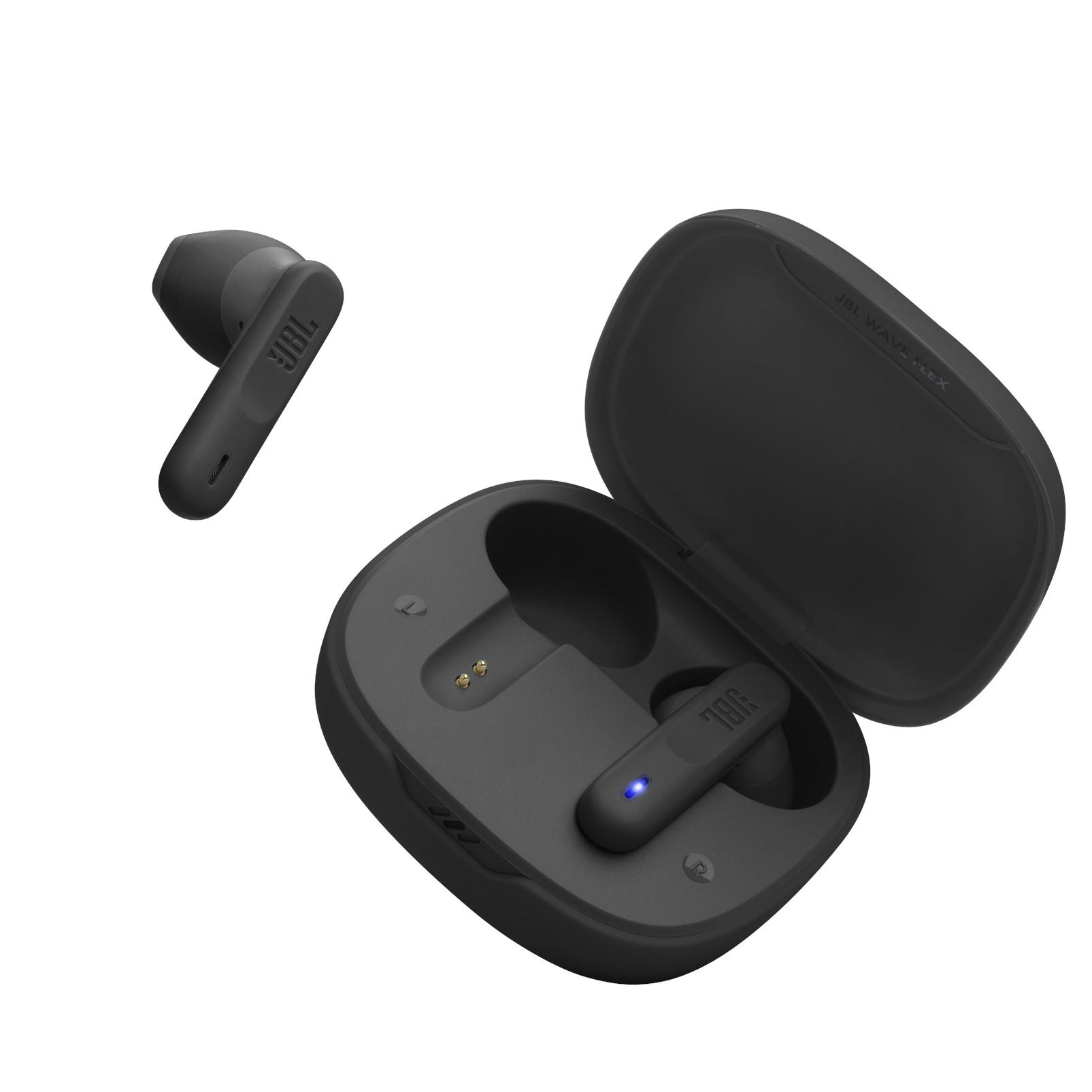 Schwarze JBL Wave Flex Ohrhörer und Ladeetui auf weißer Oberfläche.