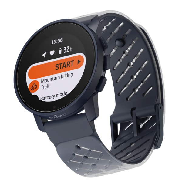 Smartwatch mit dunkelblauem Armband. Das Zifferblatt zeigt einen Start-Button für Mountainbiking.