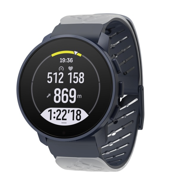 Eine Smartwatch, die Zeit, Herzfrequenz, Entfernung und Höhe anzeigt. Die Uhr ist dunkelblau und weiß.