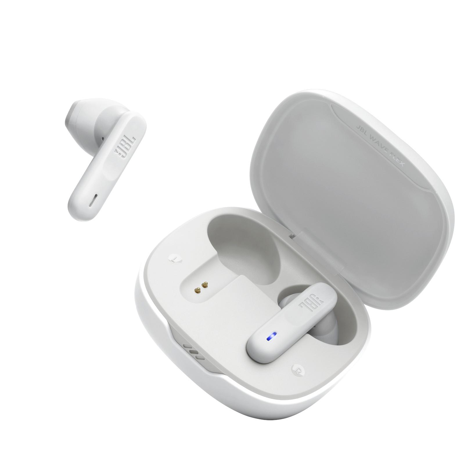 Weiße JBL Wave Flex Ohrhörer in einem Ladecase, schräge Ansicht.