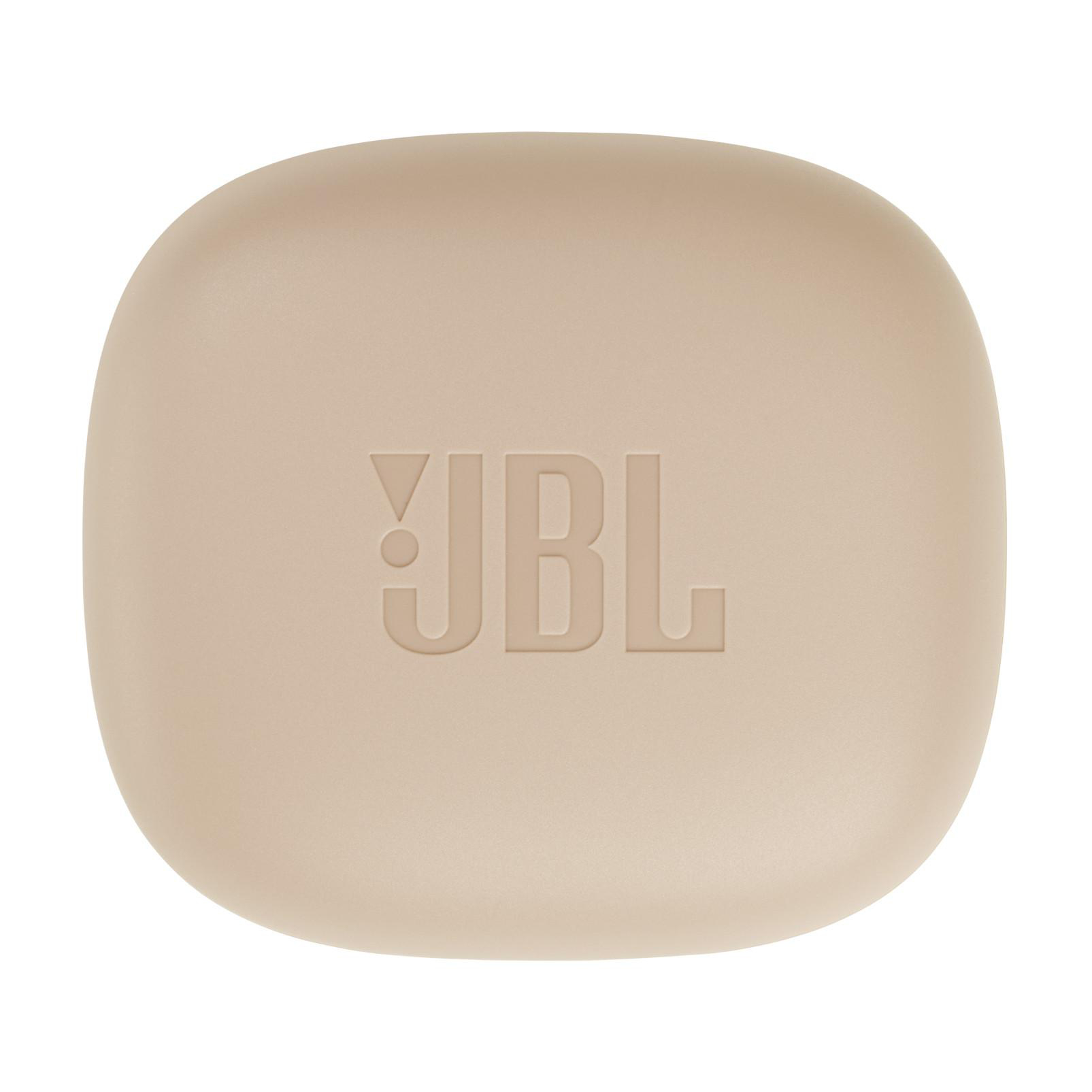 Ein beigefarbenes, abgerundetes quadratisches Gehäuse mit dem JBL-Logo.