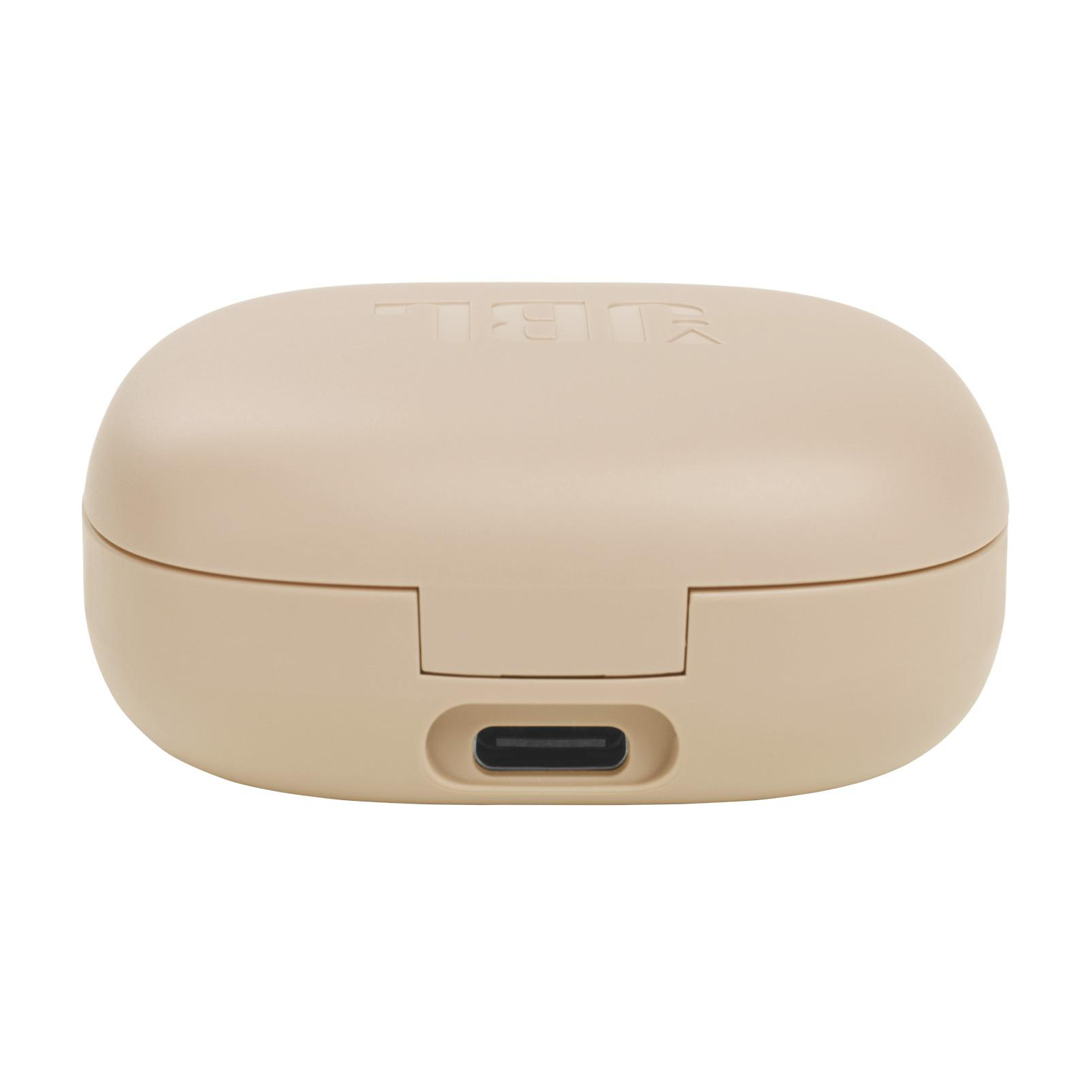 Beige JBL-Ohrhörer-Ladecase, mit USB-C-Anschluss, freigestellt auf Weiß.