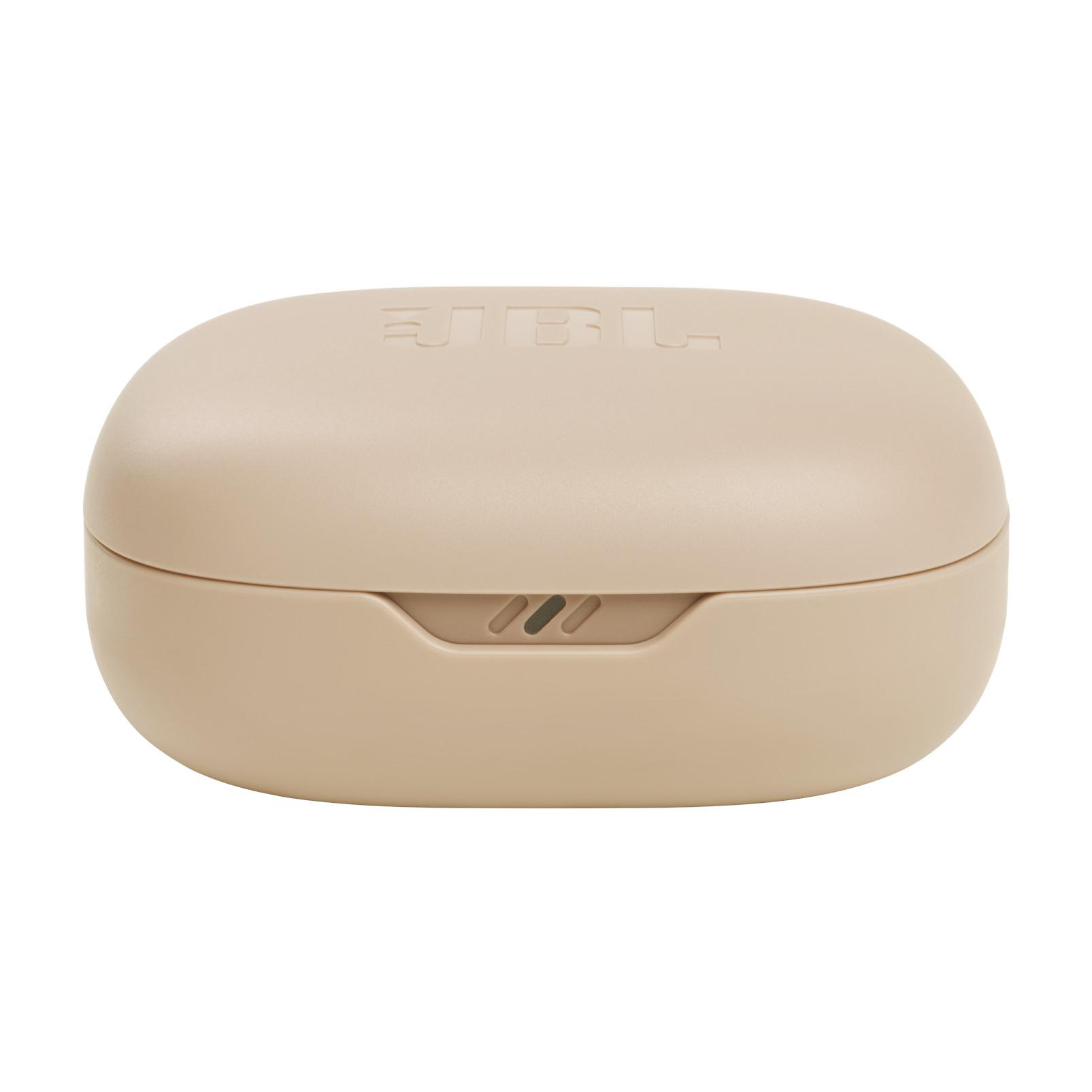 Beiges JBL-Ohrhörer-Ladecase mit JBL-Logo und drei kleinen Löchern.