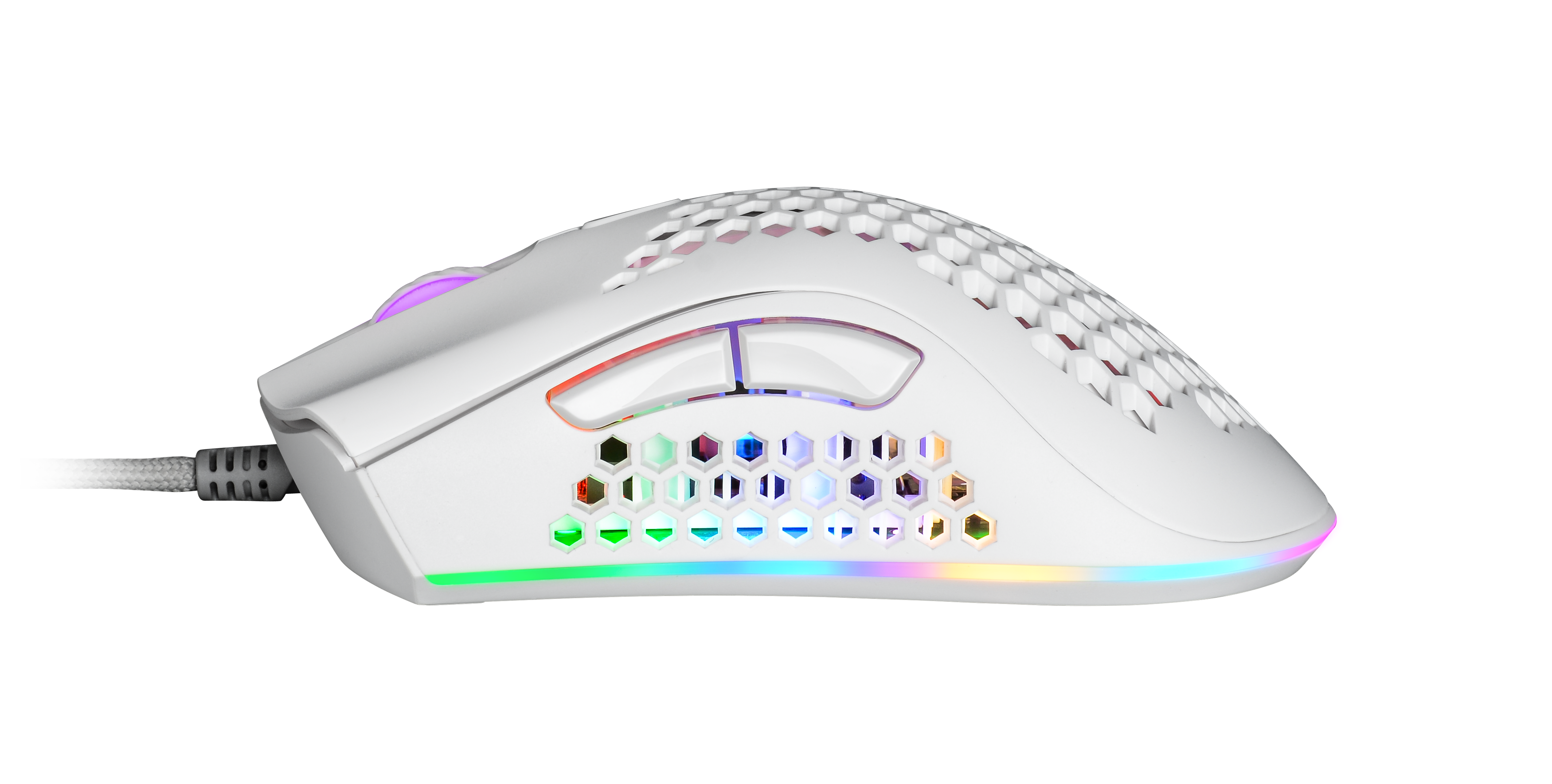 Eine weiße Gaming-Maus mit RGB-Beleuchtung und Wabenmuster auf Schwarz.