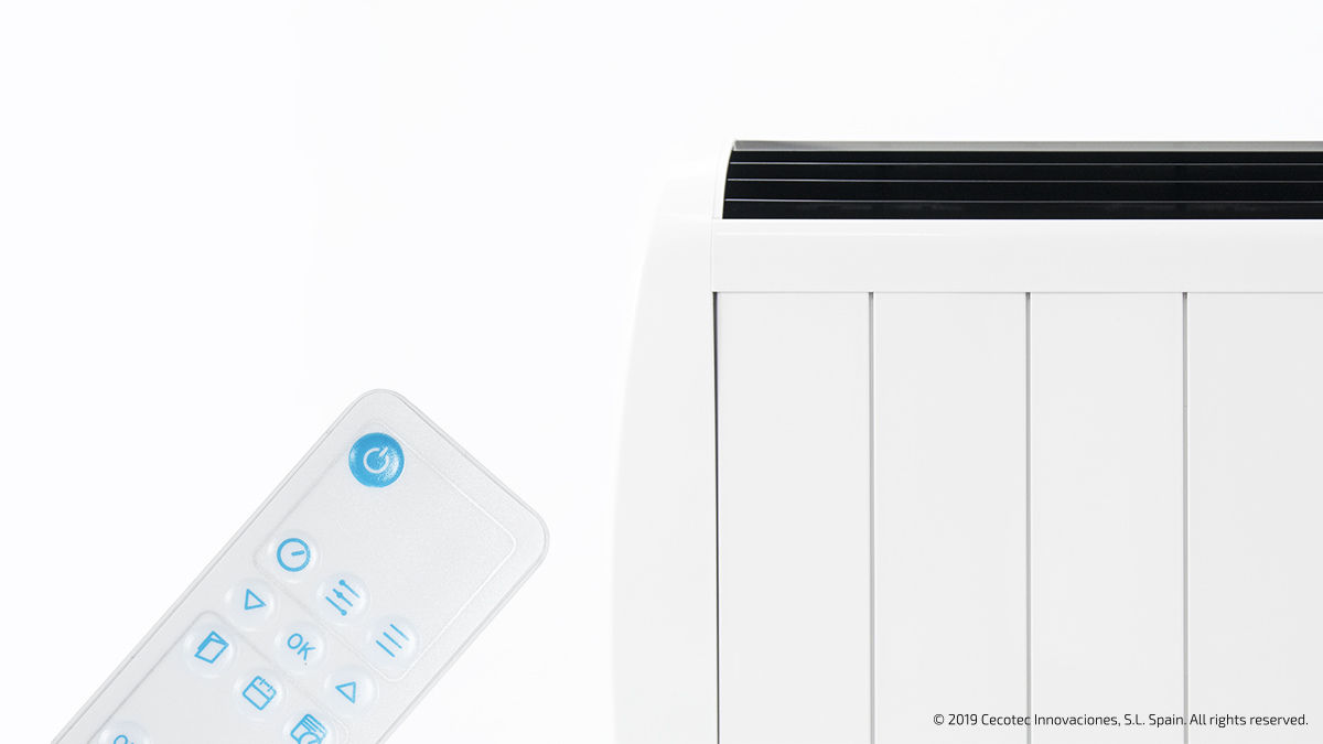 Radiador eléctrico blanco y mando a distancia sobre fondo blanco.