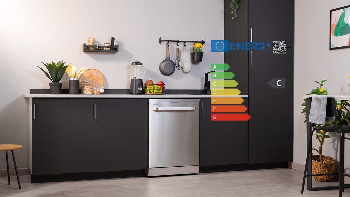 Cocina moderna con gabinetes negros, lavavajillas y etiqueta energética.