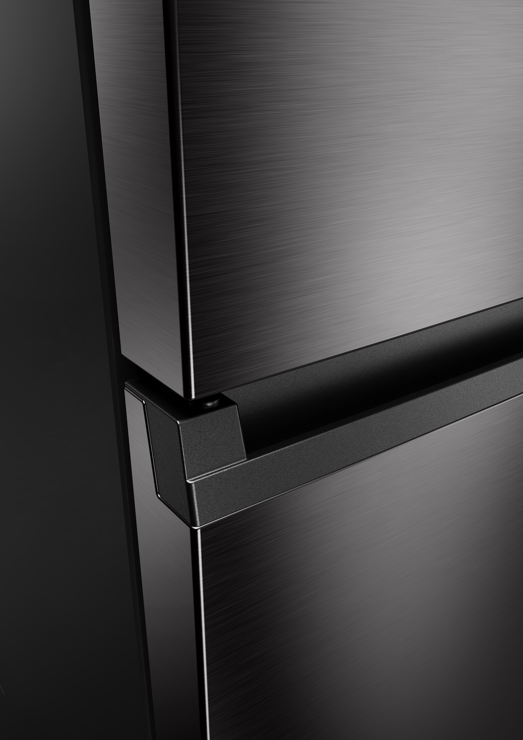 Primer plano de la puerta negra de un refrigerador. Se ve un asa negra en la parte superior.