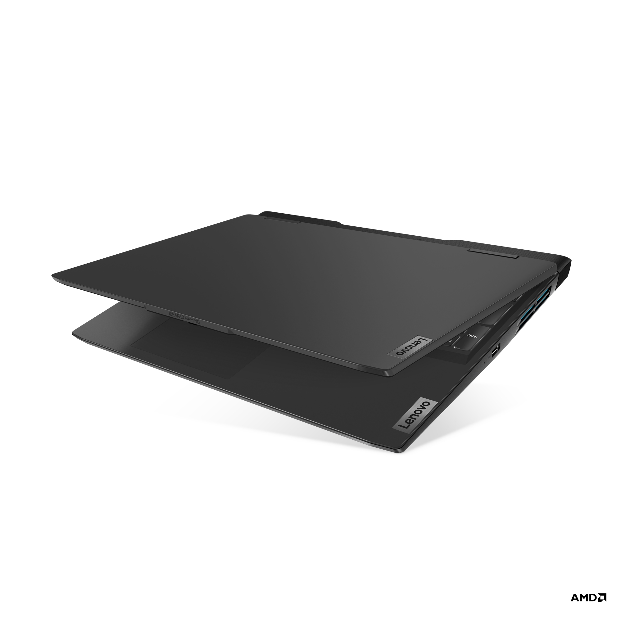 Beyaz yüzeyde hafif açık siyah Lenovo dizüstü bilgisayar, AMD logosu.