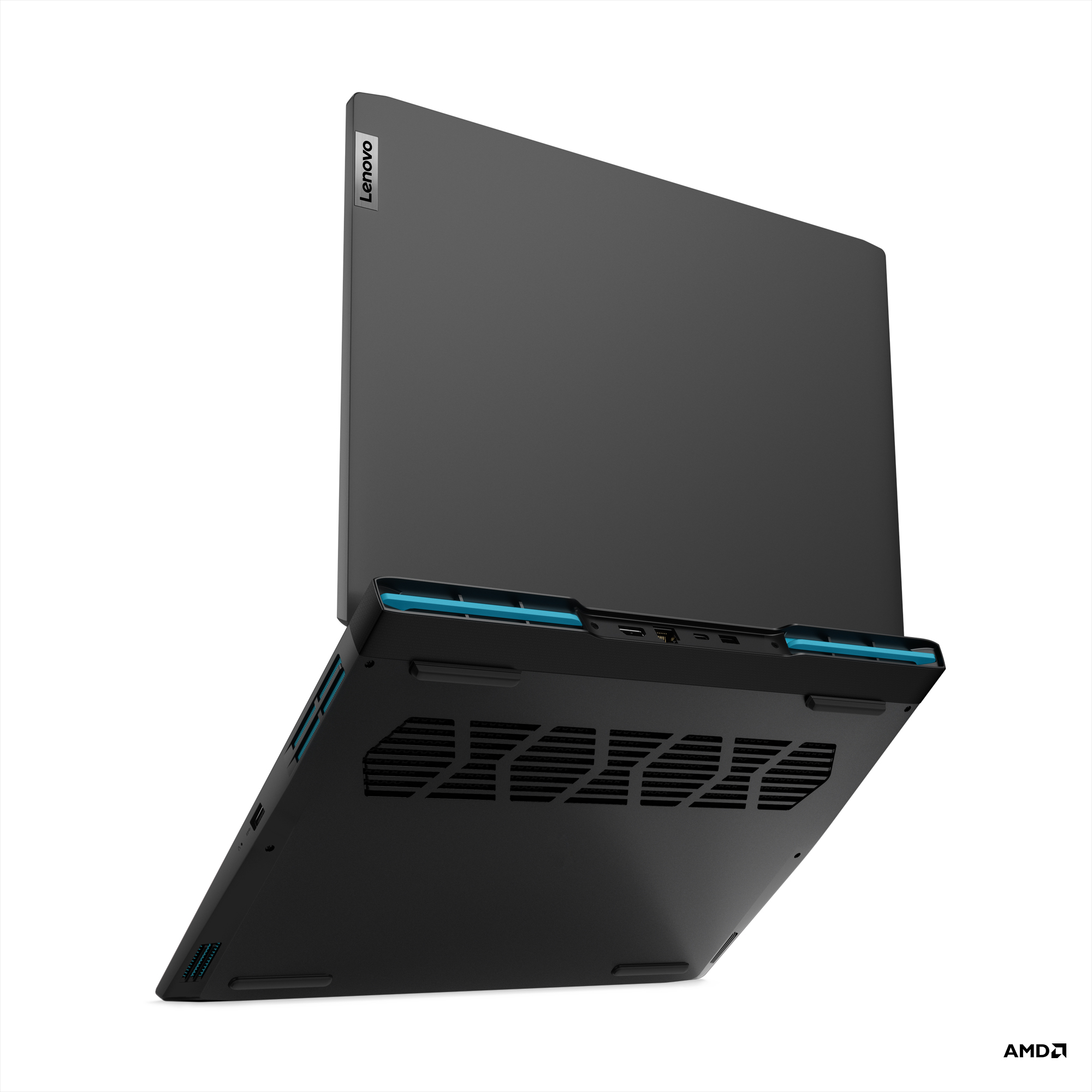 Siyah dizüstü bilgisayar, kısmen açık, havalandırma deliklerini ve Lenovo logosunu gösteriyor. Mavi vurgular görülebilir.