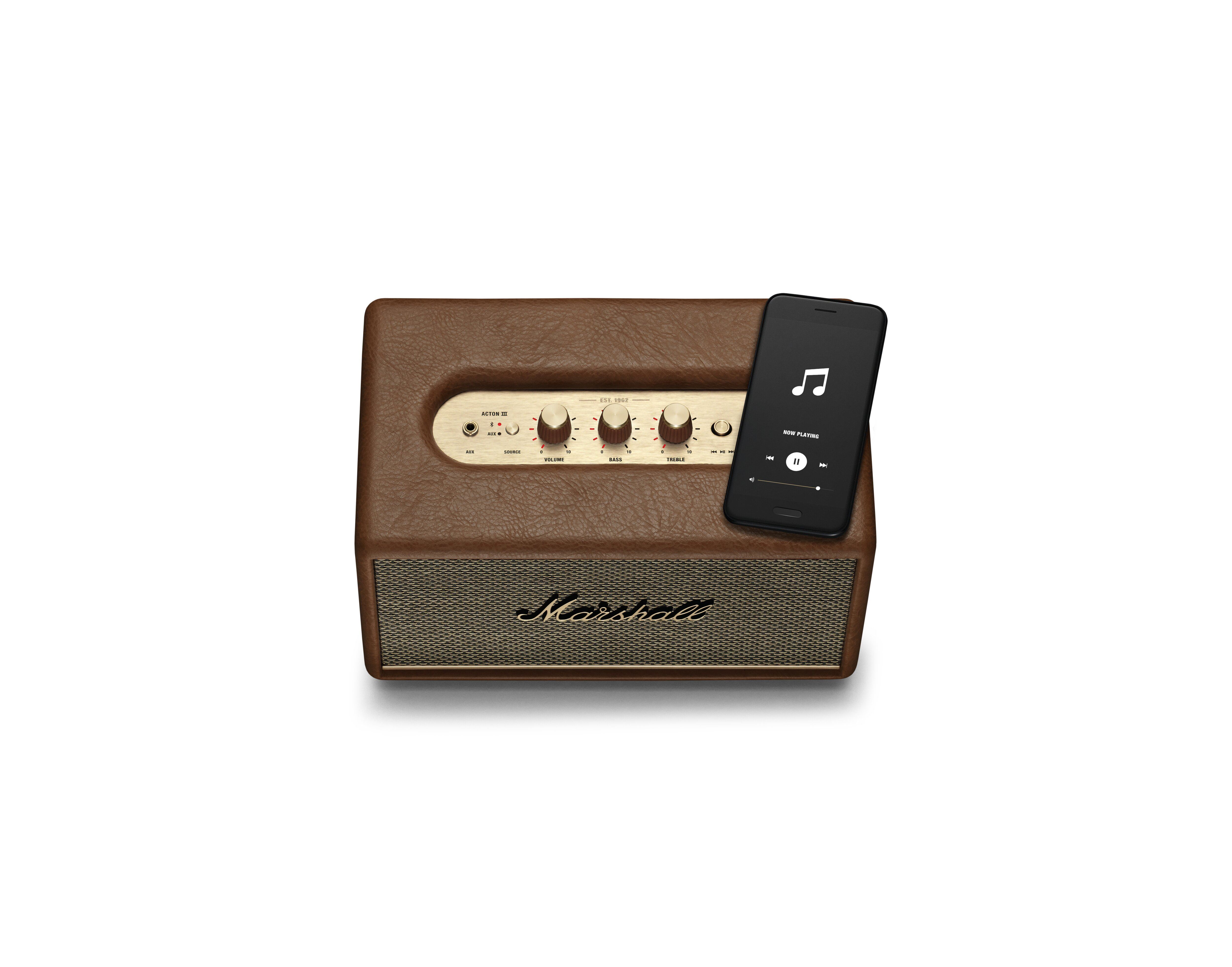 Brauner Marshall-Lautsprecher, schwarzes Smartphone mit Musik-App, weißer Hintergrund.