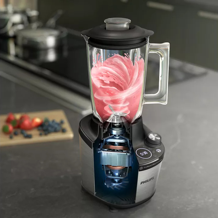 Mixeur, vue en coupe montrant le moteur et un smoothie rose. Baies et une planche à découper en arrière-plan.
