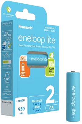Egy kék doboz Panasonic eneloop lite AA elemekkel. Egyetlen elem áll a doboz mellett.
