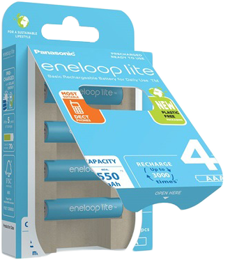 Kék-fehér eneloop lite elemcsomag. A csomagban négy elem látható.