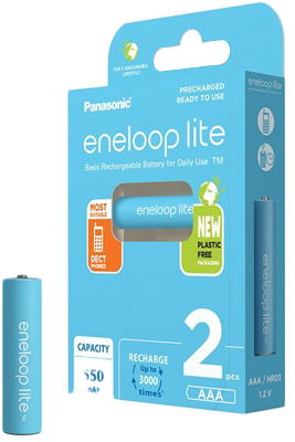 Kék és fehér eneloop lite akkumulátor csomagolás 2 db AAA elemmel és a csomagolással.