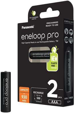 Egy csomag Panasonic eneloop pro AAA elem, használatra kész, fekete-fehér.