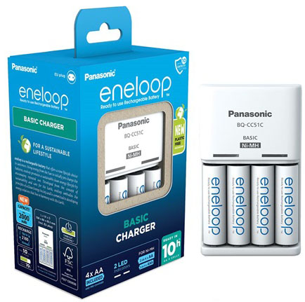 Panasonic eneloop elemek doboza és töltő elemekkel.