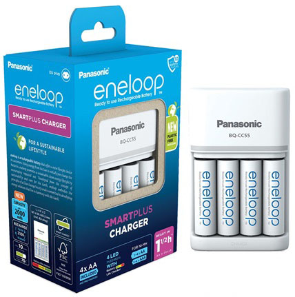 Panasonic eneloop újratölthető elemek és töltő. Kék-fehér csomagolás, fehér töltő.