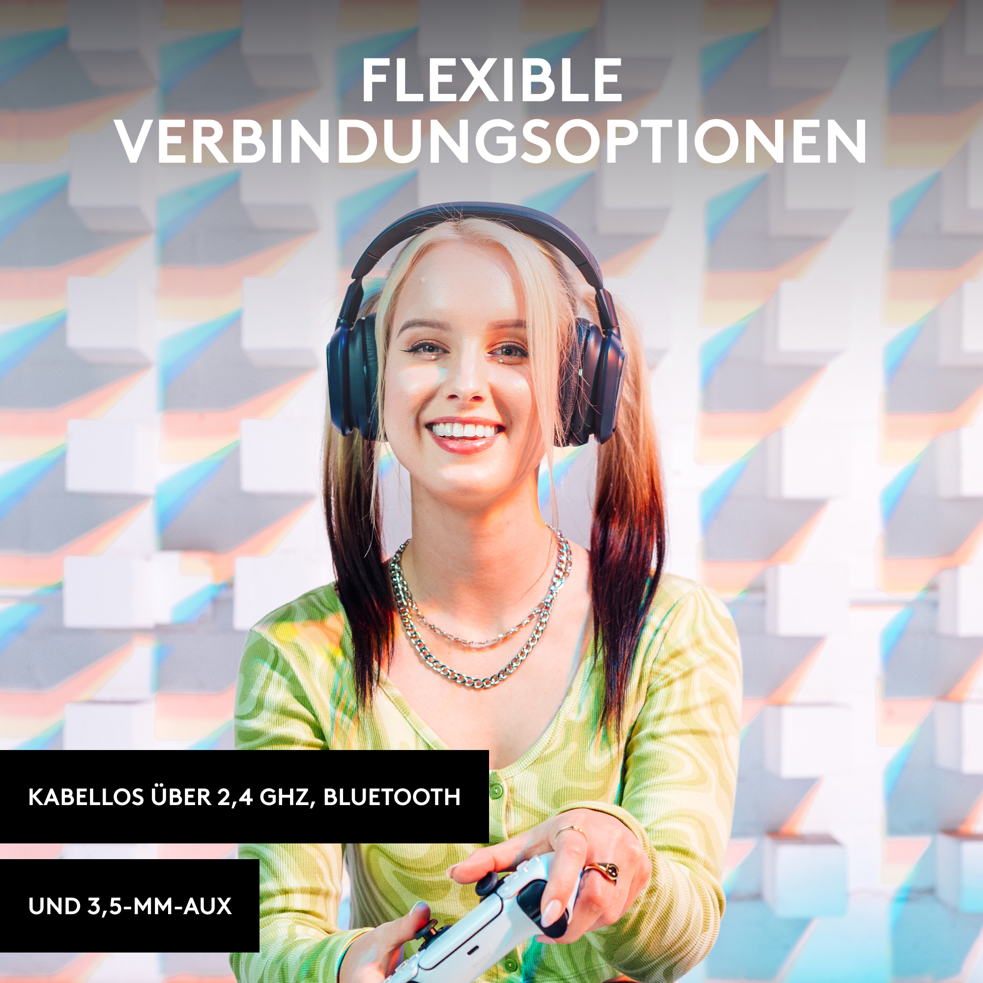 Frau mit Kopfhörern und einem Gamecontroller lächelt.