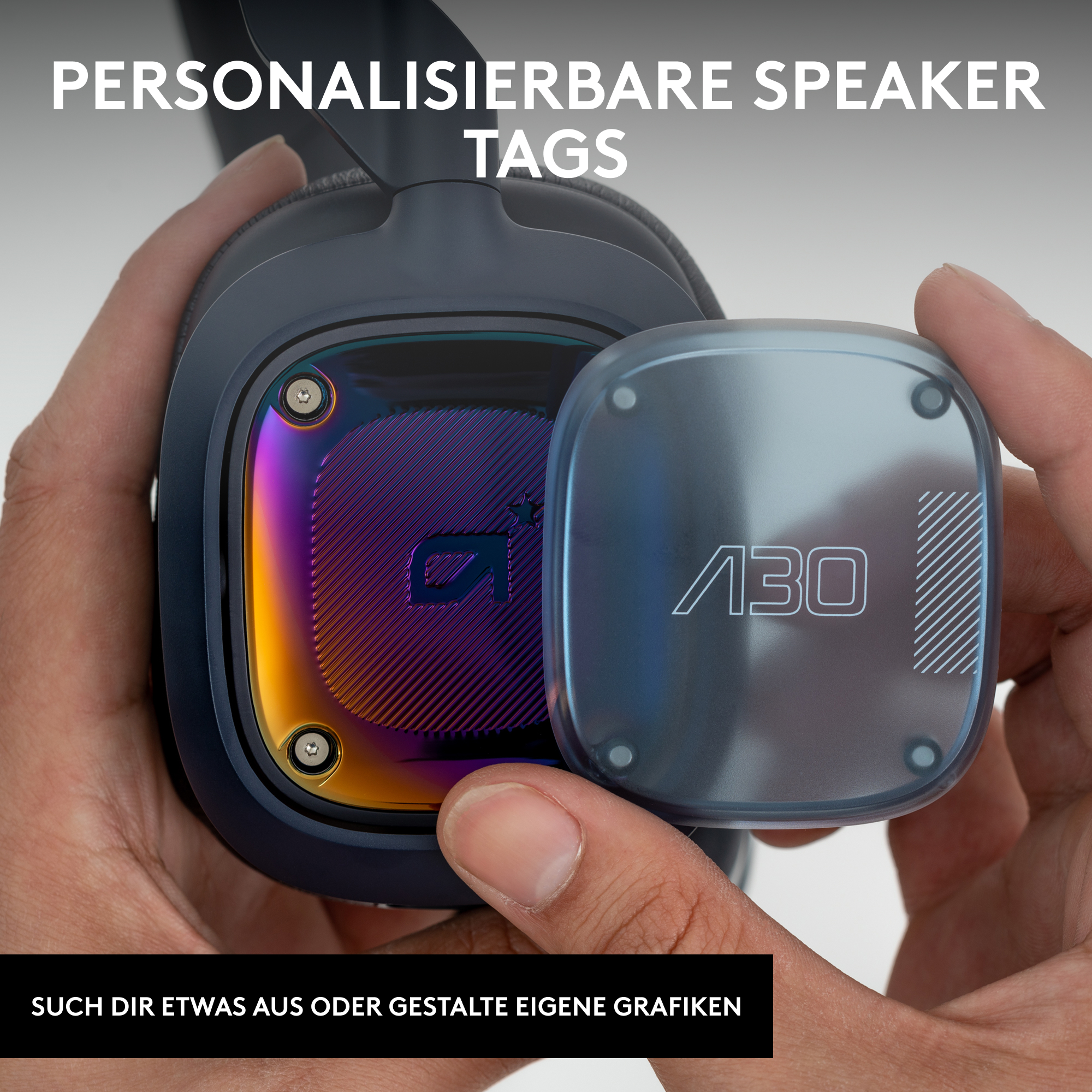 Hände halten Speaker-Tag und Headset, mit Text 'Speaker Tags'.