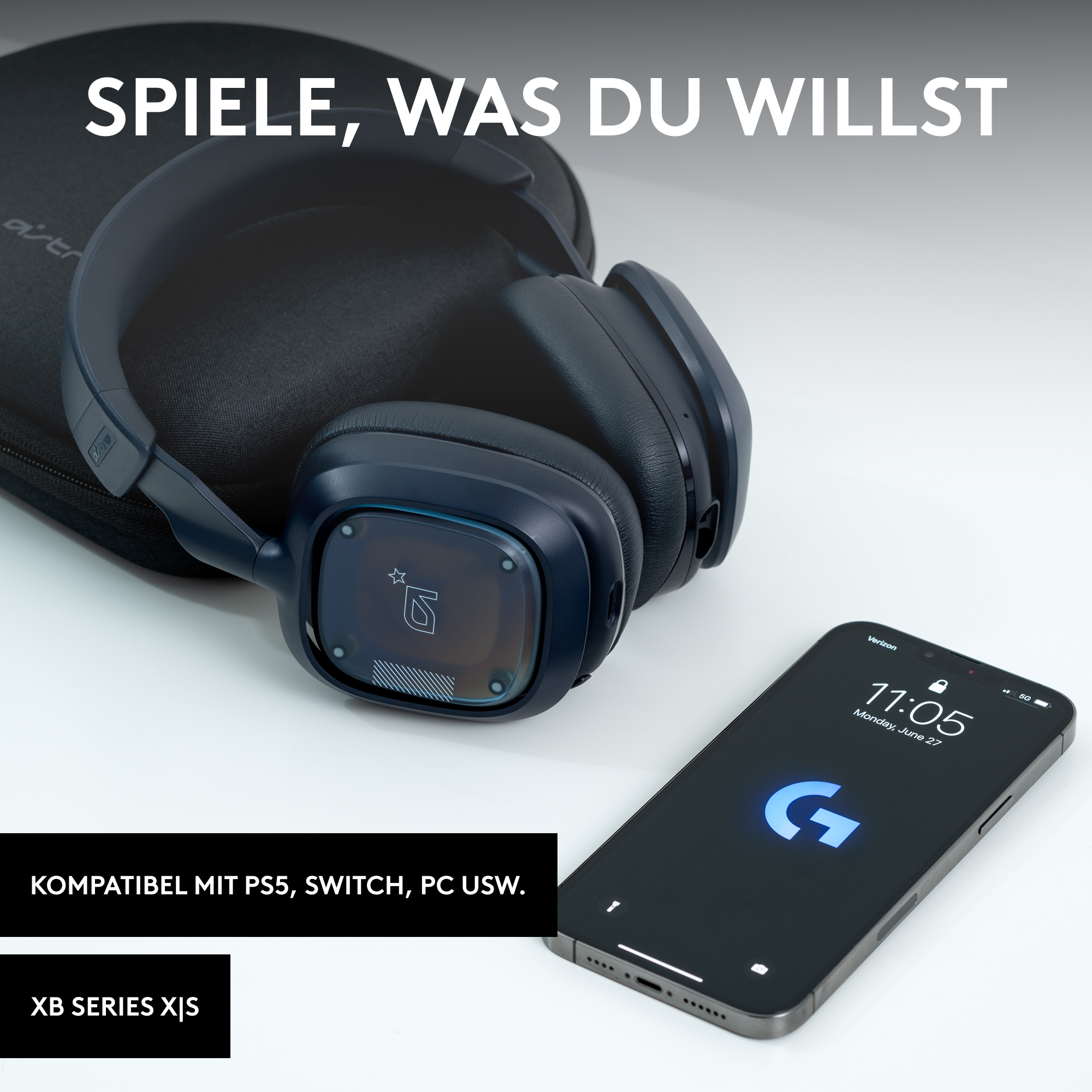Ein Headset und ein Telefon auf einer weißen Oberfläche. Das Telefon zeigt ein 