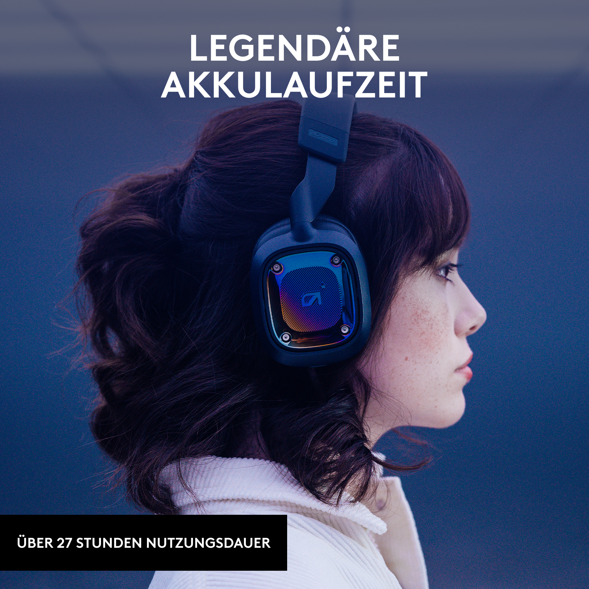 Eine Frau, die Gaming-Kopfhörer mit blauem Hintergrund trägt.