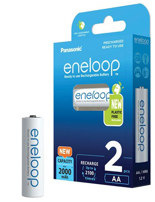 Fehér Eneloop akkumulátor fehér és kék dobozzal. A csomagoláson az akkumulátor újratölthető és használatra kész.