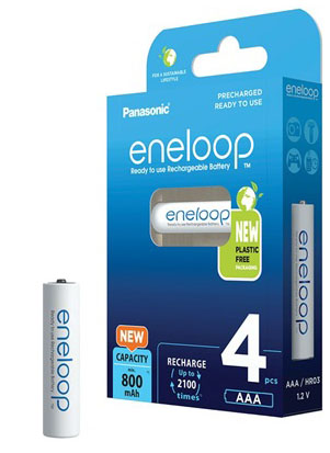Négy AAA eneloop elem kék-fehér csomagolásban.