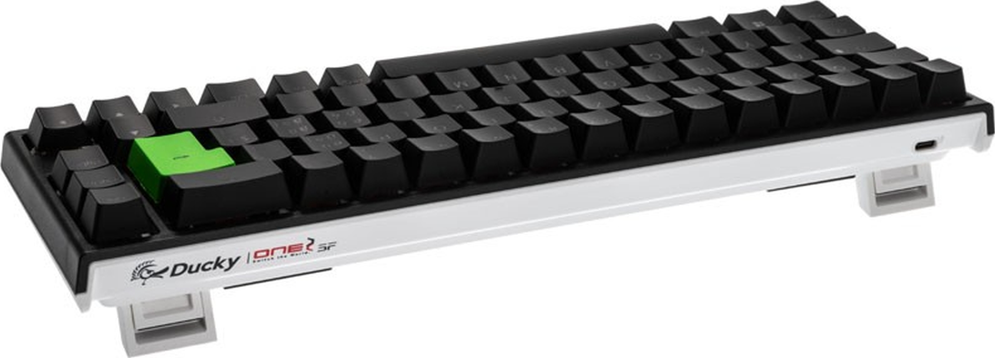 Schwarz-weiße mechanische Tastatur mit grüner Eingabetaste.