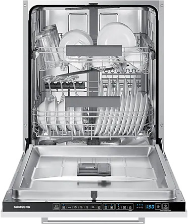 Een open Samsung vaatwasser met schone vaat, glazen en bestek erin, klaar voor gebruik.