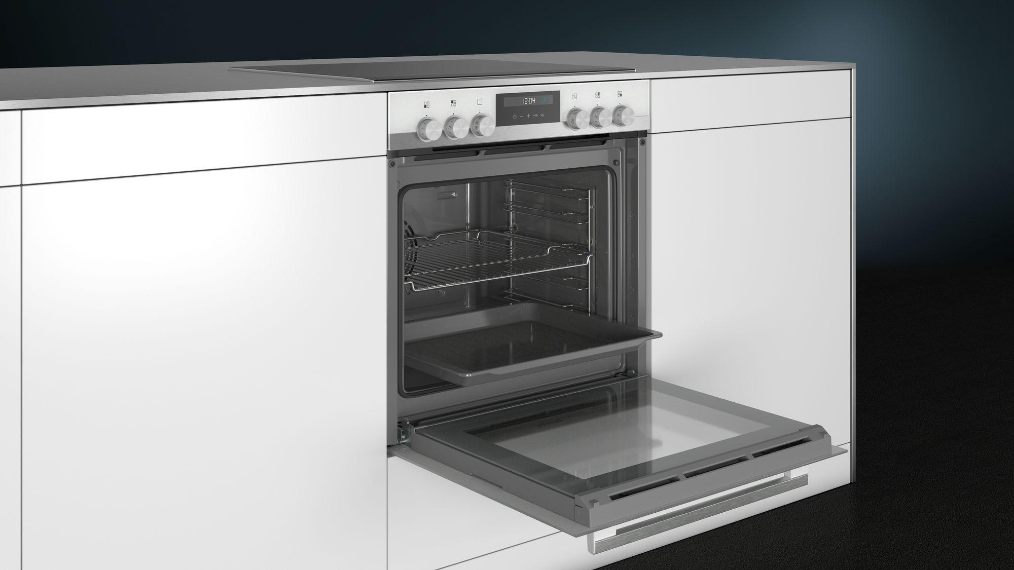 Ein offener Backofen mit Glastür, Innenregalen und einem Induktionskochfeld darüber.