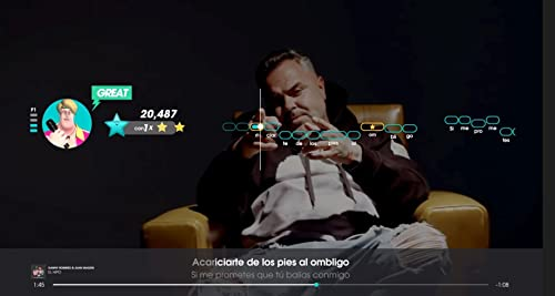 Una pantalla de videojuego con un hombre cantando karaoke.