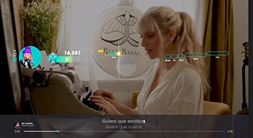 Una mujer escribe en una máquina de escribir. Una pantalla muestra la letra.