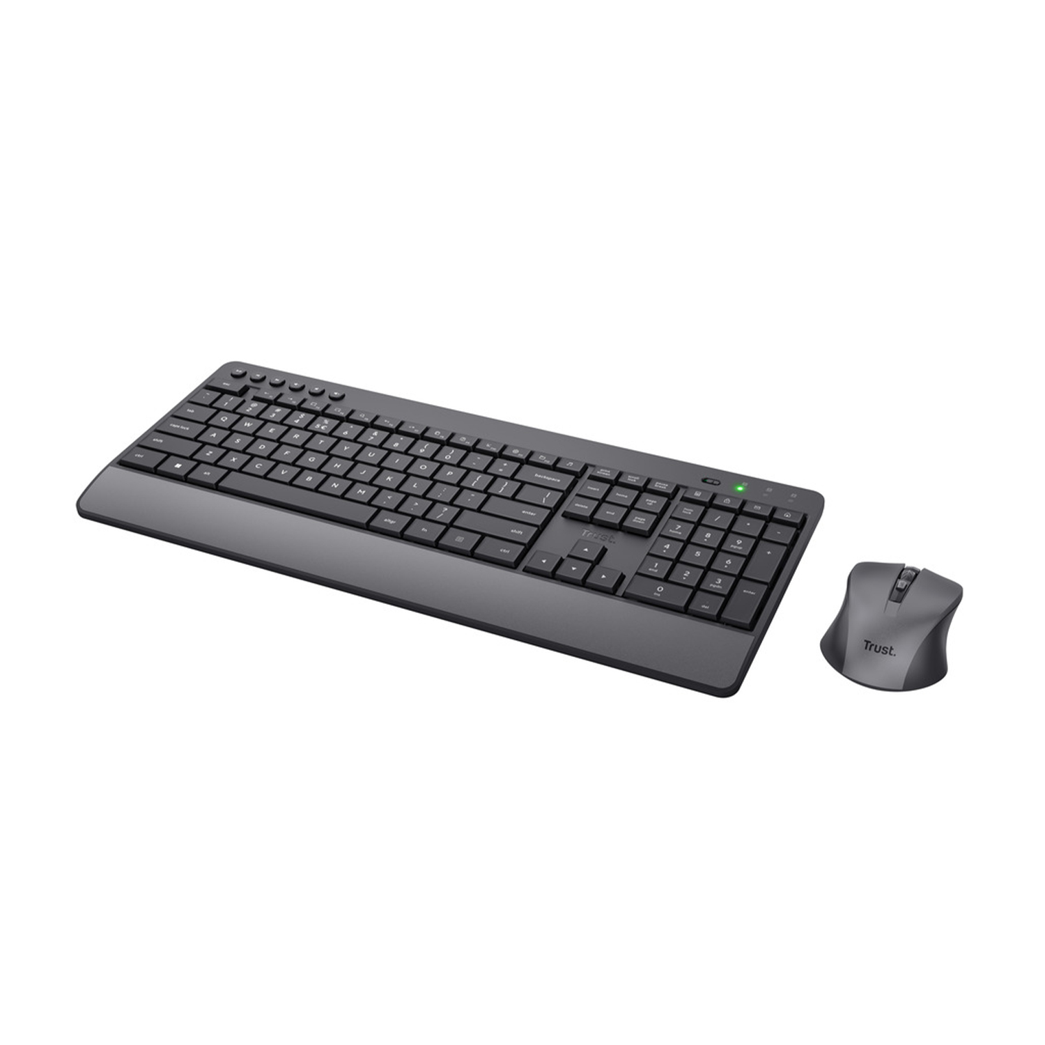 Set tastiera e mouse wireless neri su superficie bianca. La tastiera ha tasti e il mouse un logo Trust.