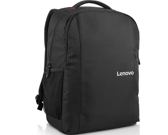 Siyah bir Lenovo sırt çantası, beyaz bir arka plan üzerinde, file bir yan cep ve bir tutamak ile duruyor.