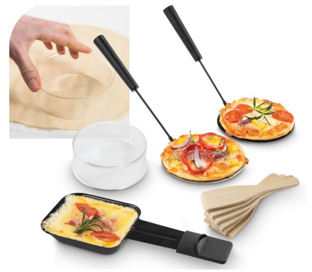 Een hand gebruikt een cirkelsnijder op deeg. Pizza's, een gerecht met gesmolten kaas en houten spatels zijn ook aanwezig.