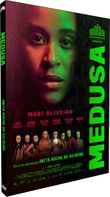 Filmposter voor 'Medusa'. Een vrouwen gezicht met rode en groene tinten. Tekst.