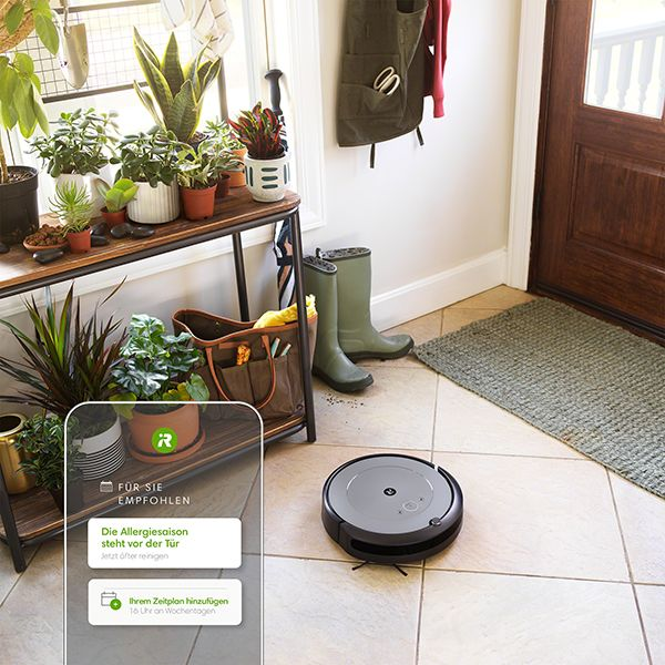 Aspirateur robot nettoyant un sol carrelé.