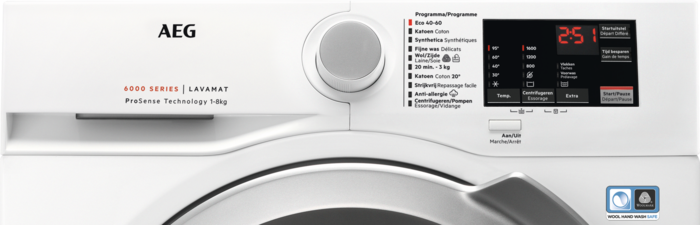 Un lave-linge AEG blanc, vue de face, avec un panneau de commande affichant les réglages et un écran.