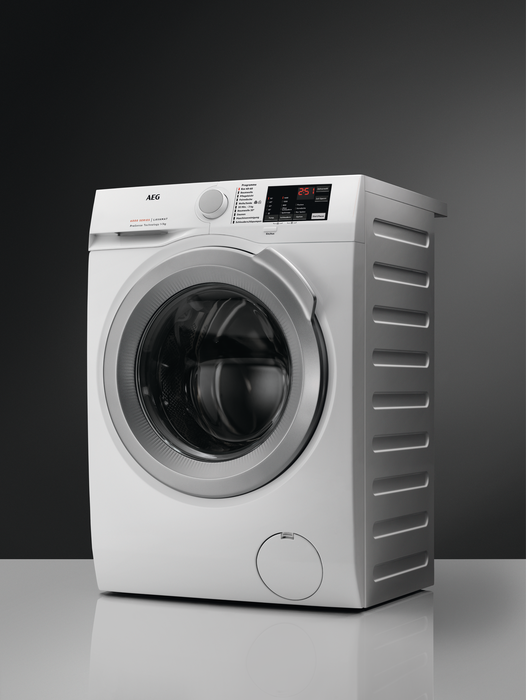 Lave-linge AEG blanc. Il a une porte circulaire et un écran numérique en haut.