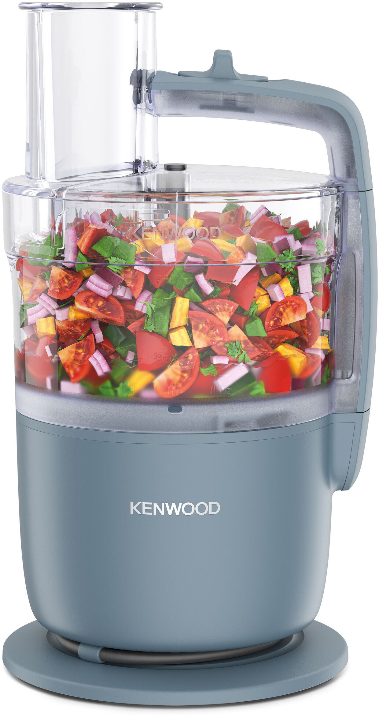 Ein Kenwood-Zerkleinerer mit gehacktem Gemüse, vor grauem Untergrund.