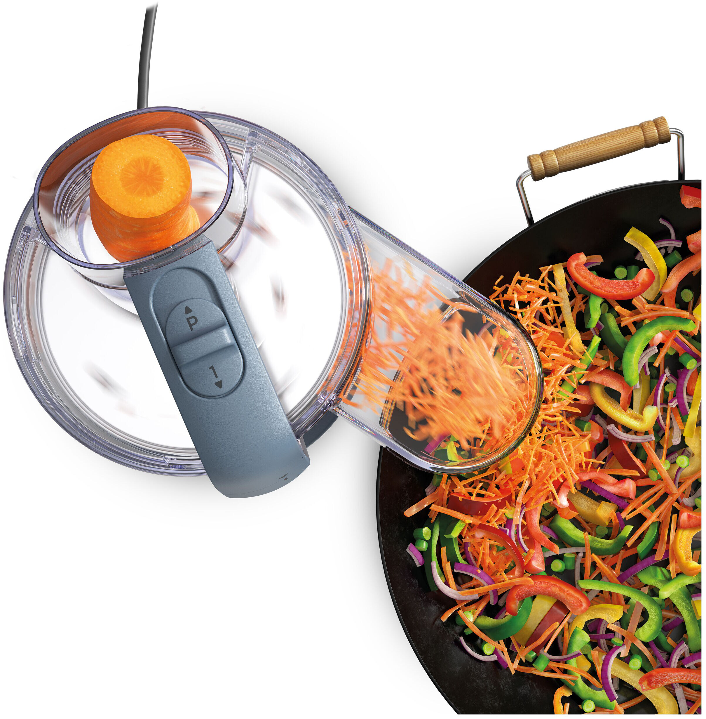 Draufsicht auf einen Zerkleinerer, der eine Karotte in einen Wok mit Pfannengerührtem raspelt.