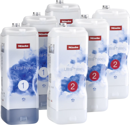 Un ensemble de bouteilles de détergent Miele UltraPhase de différentes tailles, sur une surface blanche.