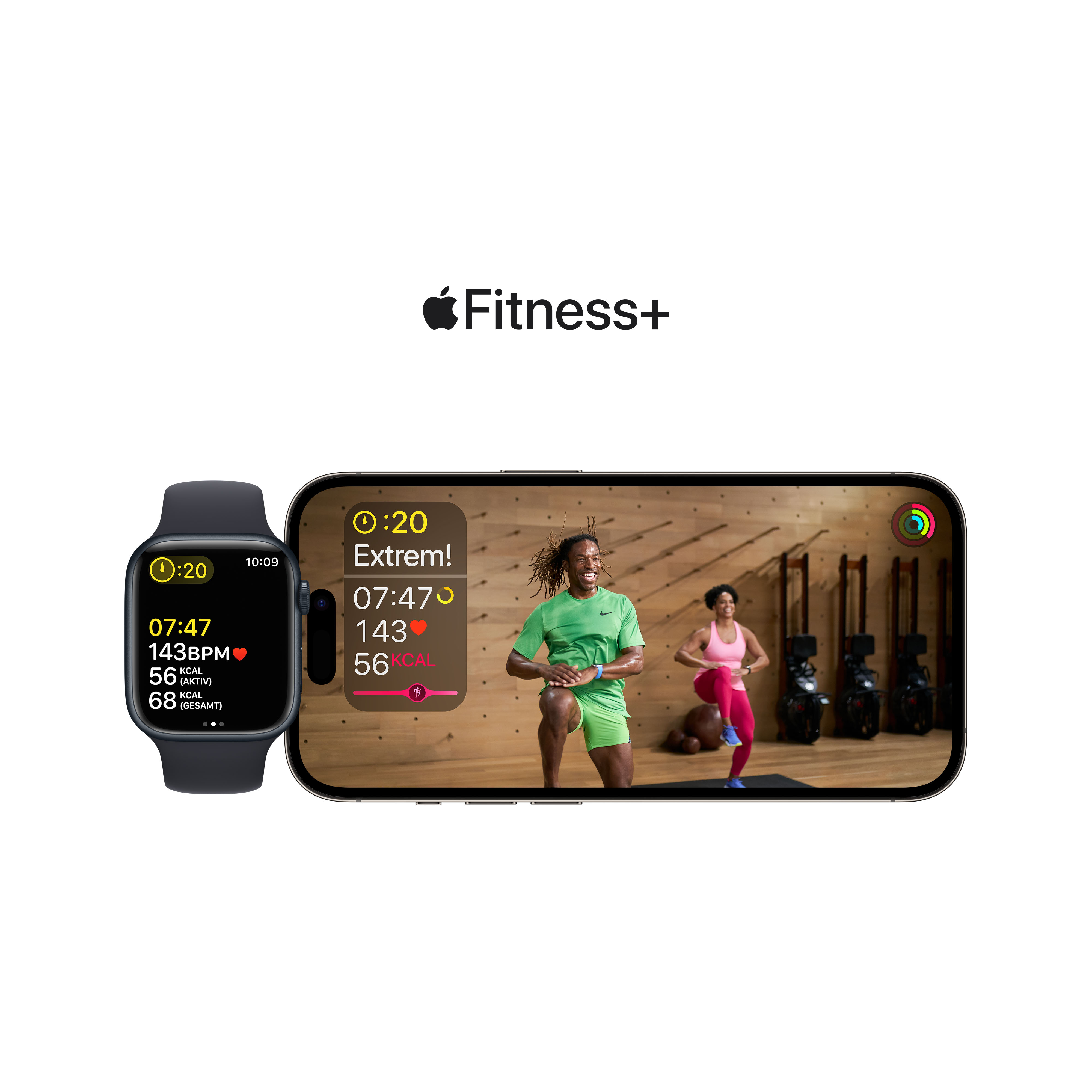 Eine Apple Watch und ein Telefon mit einem Fitness+-Workout auf dem Bildschirm, zwei Personen trainieren.
