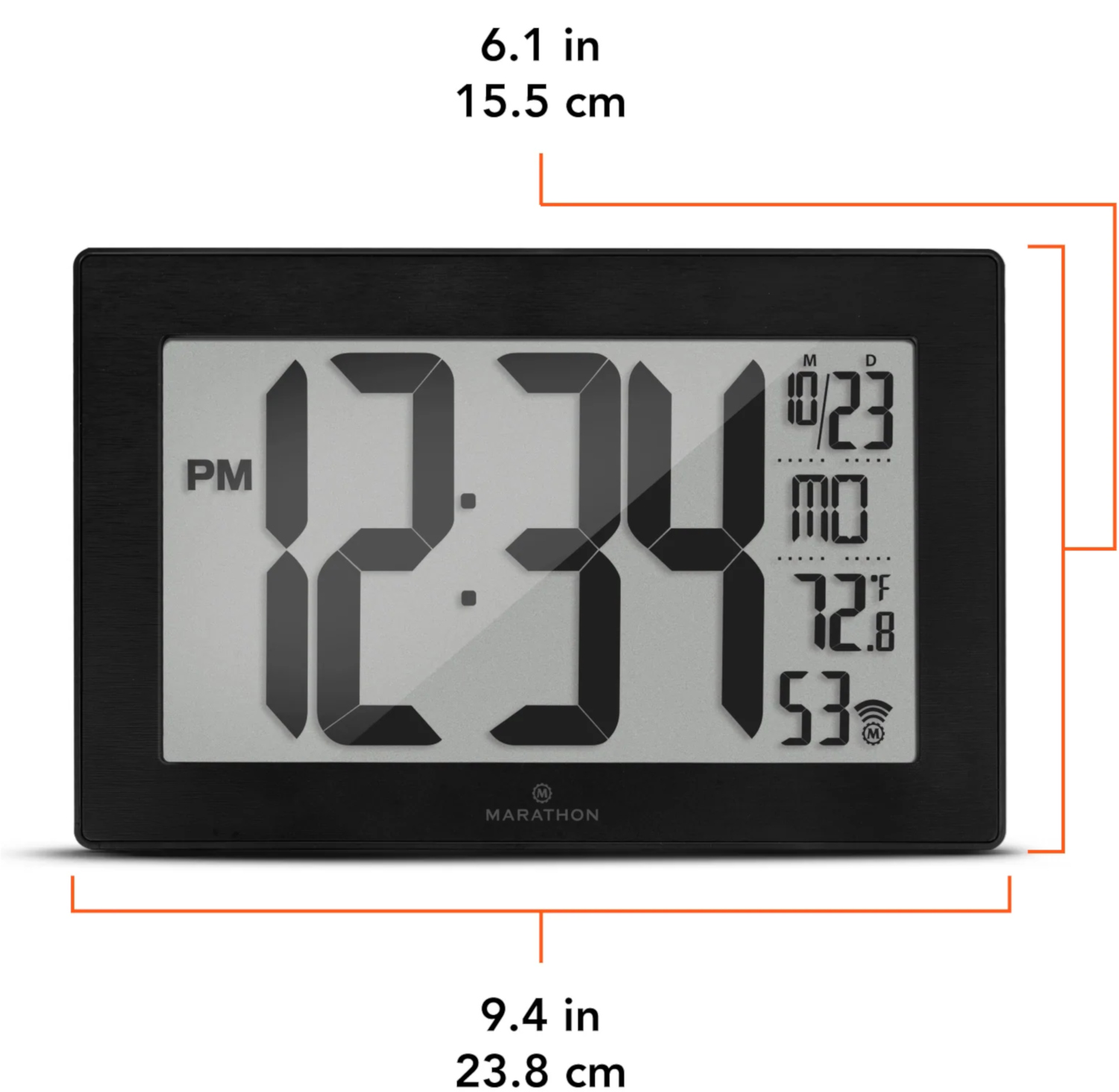 Horloge numérique avec grands chiffres. Cadre noir, mesures et date visibles.