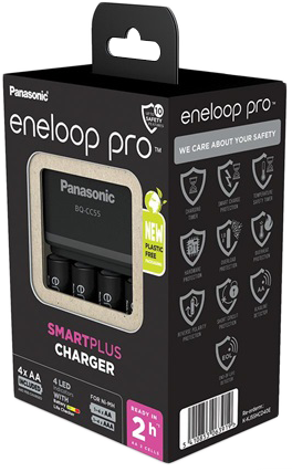 A Panasonic Eneloop Pro töltő doboza, fekete doboz, akkumulátorok mellékelve.