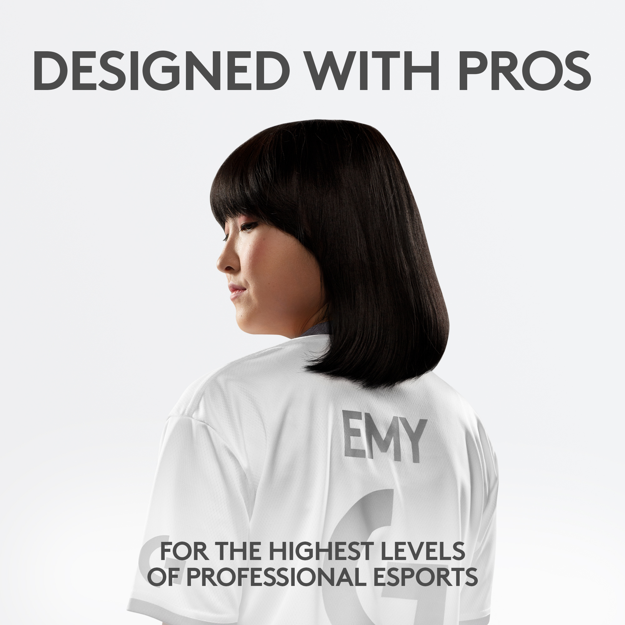 Frau mit schwarzen Haaren, trägt ein weißes Hemd mit "EMY". Text: Designed with Pros.